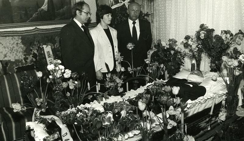 KKE 2332.jpg - Fot. Pogrzeb Błażeja Kołakowskiego. Od lewej: Janusz Kołakowski i Teresa Kołakowska – żona Janusza Kołakowskiego, Witold Kołakowski – tata Janusza Kołakowskiego, Biskupiec, 1980 r.